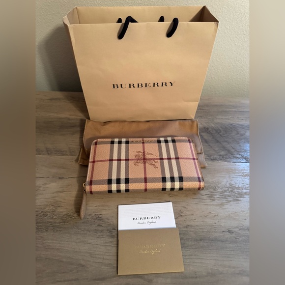 Authentic Burberry Wallet - Picture 1 of 8